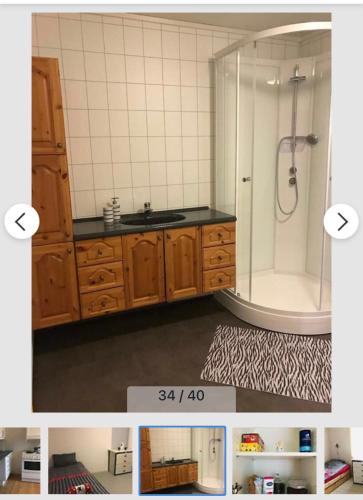 y baño con ducha, lavabo y bañera. en Senja Villa, en Gryllefjord
