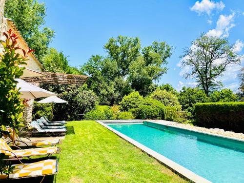 - une piscine dans une cour avec des chaises longues et une cour dans l'établissement La Grande Verrière - Luberon en Provence, à Goult