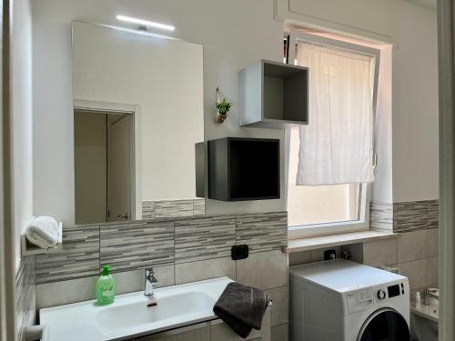 Le Stagioni dellArena في فيرونا: حمام مع مغسلة وغسالة ملابس