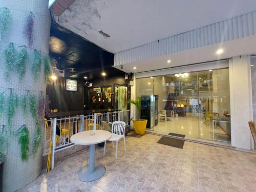 a restaurant with a table and chairs in a room at V Check inn Sukhumvit 22 in Bangkok