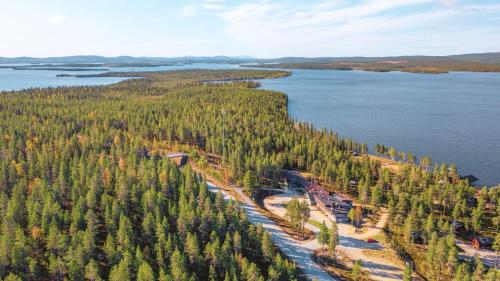 una vista aérea de un bosque y un cuerpo de agua en Jeris Lakeside Resort, en Muonio