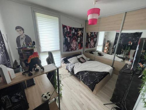 Pokój z sypialnią z łóżkiem i biurkiem w obiekcie Appartement vue montagne w mieście Saint-Jeoire-Prieuré