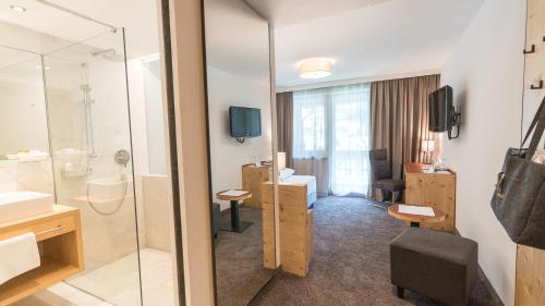 Bilik mandi di Wellnesshotel Mein Almhof Superior