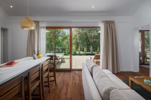 kuchnia i salon z kanapą i stołem w obiekcie Luxury Glamping Bay Villas Porto Bus w mieście Bale