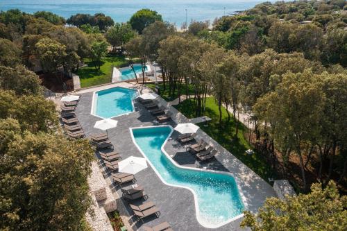 een luchtzicht op een resort met 2 zwembaden en ligstoelen bij Luxury Glamping Bay Villas Porto Bus in Bale