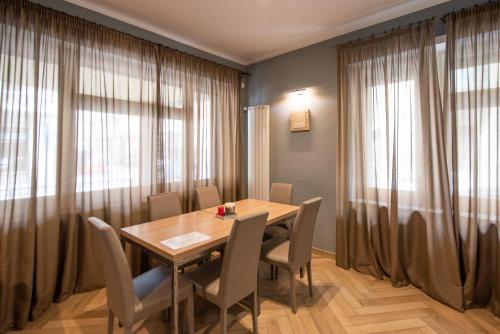 comedor con mesa de madera y sillas en Top Living Apartments - Casa Valentino en Turín