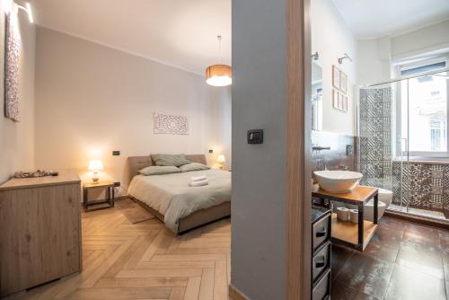 1 dormitorio con 1 cama y baño con lavamanos en Top Living Apartments - Casa Valentino en Turín