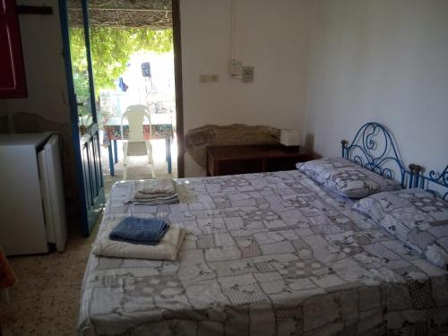 um quarto com uma cama grande e uma varanda em La mia Africa em Favignana