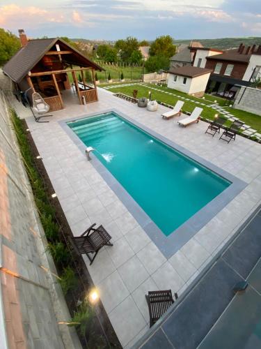 an overhead view of a swimming pool in a backyard at Casa Viilor in Chişinău
