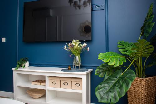 チェホチネクにあるApartamenty Kujawskieの白いテーブルと花瓶のある青い部屋