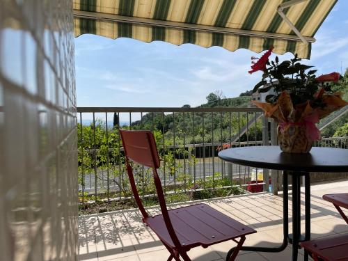 a patio with a table and a chair on a balcony at A Casa Di Silvia in Gambassi Terme