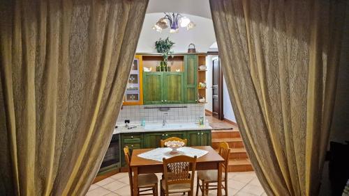 une cuisine avec une table et des chaises dans l'établissement Villa Sara, à Borgo Bonsignore