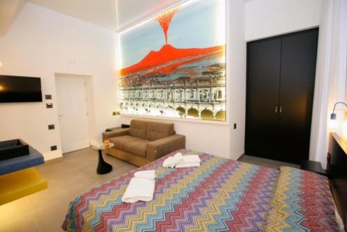 ナポリにあるRelais Piazza Del Plebiscito B&Bのベッドルーム(大型ベッド1台、ソファ付)