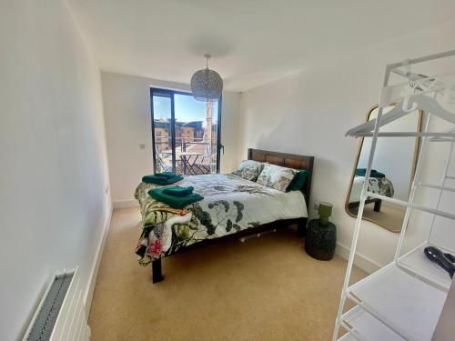 1 dormitorio con cama y ventana en Amazing City Centre 1 bedroom Apartment with Balcony LGBTQ Friendly, en Belfast