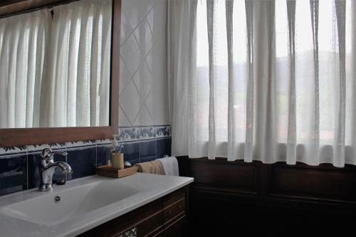 Ένα μπάνιο στο Casa La Carrera - Casas de Los Picos