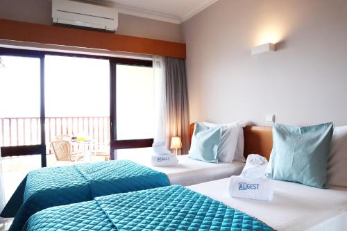 Cette chambre dispose de deux lits et d'un balcon. dans l'établissement S&S Apartment, à Portimão