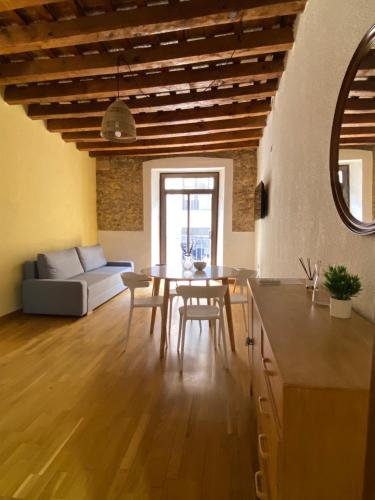een keuken en een woonkamer met een tafel en stoelen bij Apartamento casco antiguo tarragona in Tarragona