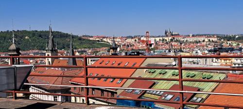 une vue sur une ville avec des toits de bâtiments dans l'établissement Hotel Legie, à Prague