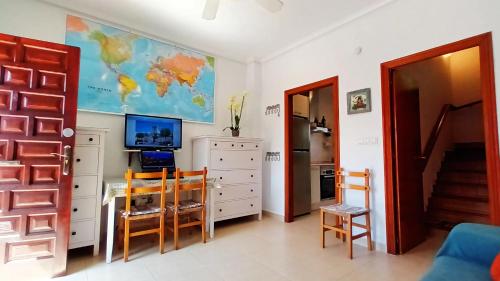 een kamer met een tafel en stoelen en een kaart aan de muur bij Santa Polita in Santa Pola