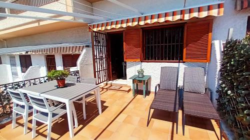 patio ze stołem i krzesłami na balkonie w obiekcie Santa Polita w mieście Santa Pola