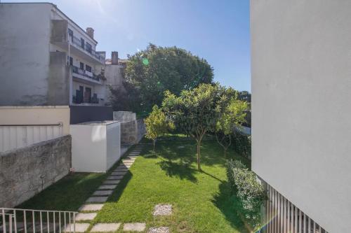 Central location with garden & equipped kitchen