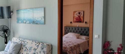 Una puerta a un dormitorio con una cama. en Riza Falasarna Apartments 50m2, en Falasarna