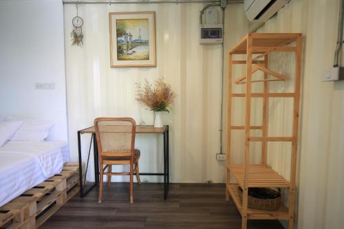 1 dormitorio con escritorio, silla y escalera en Day Off House Chiang Mai Near Walking Street, en Chiang Mai