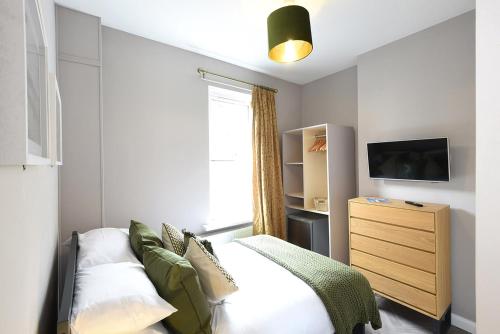 Habitación pequeña con cama y ventana en Anam Cara House - Guest Accommodation close to Queen's University en Belfast