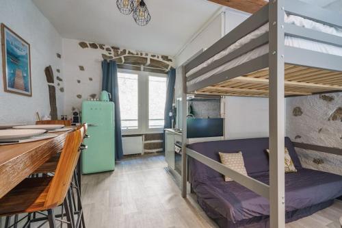 Zimmer mit einem Etagenbett, einer Küche und einer Theke in der Unterkunft Cabana & Le Petit Rousseau - Proche du Lac in Annecy