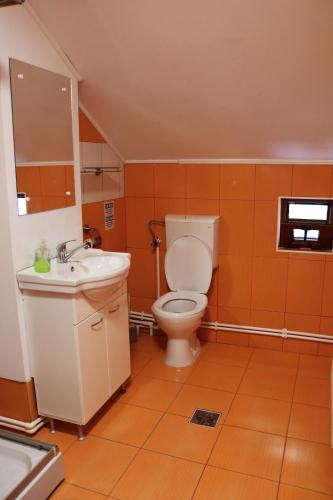 ein Badezimmer mit Toilette und Waschbecken in der Unterkunft DNK Residence in Simila
