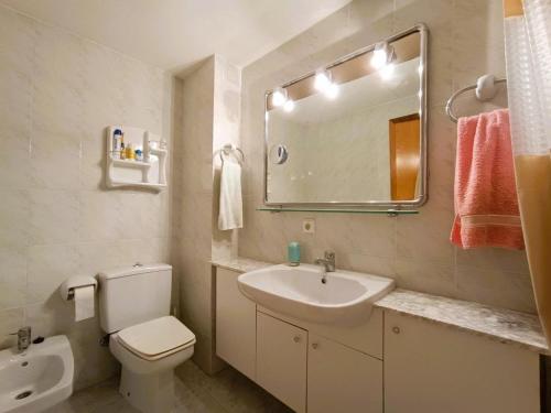 uma casa de banho com um lavatório, um WC e um espelho. em Villa Service - Maricel M em El Vendrell
