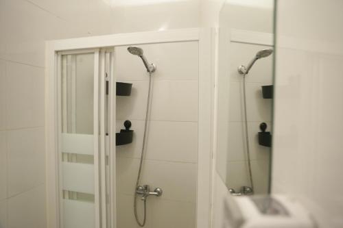 y baño con ducha, lavabo y espejo. en Terraza del Limonar, en Málaga