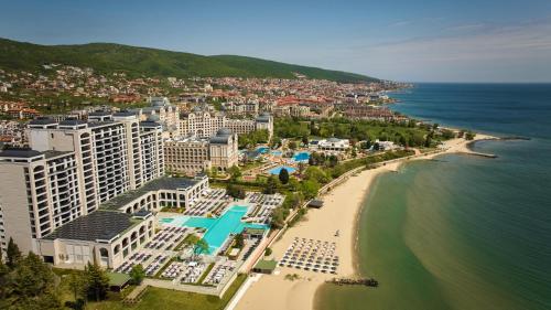 z powietrza widok na plażę i ocean w obiekcie Secrets Sunny Beach Resort and Spa - Premium All Inclusive - Adults Only w Słonecznym Brzegu