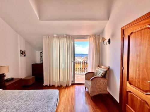a bedroom with a bed and a window with a view at Villa Sara y Sebas in Corralejo