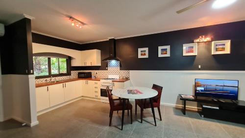 A kitchen or kitchenette at The Settler, Port Pirie