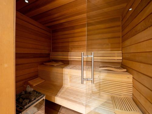 uma sauna com paredes de madeira e piso de madeira em Modern Holiday Home in Ardennes with Terrace em Gedinne