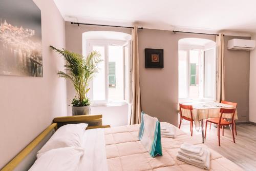 - une chambre avec un lit, une table et des chaises dans l'établissement charmelisè, à La Spezia