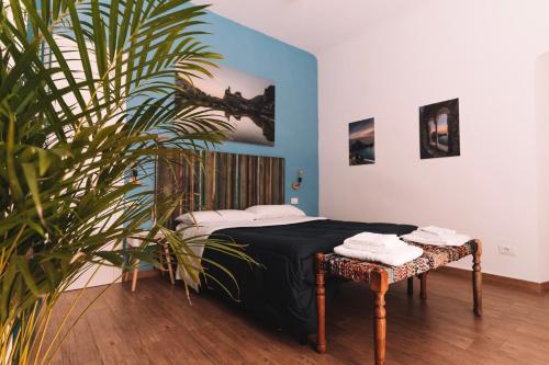 una camera con letto e pianta in vaso di charmelisè a La Spezia