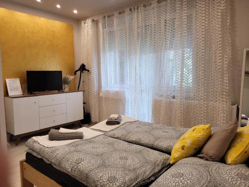 Ένα ή περισσότερα κρεβάτια σε δωμάτιο στο Raul Apartman