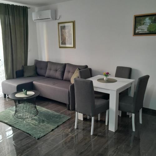 a living room with a couch and a table at Spa Koncept-Apartmani in Veliko Gradište