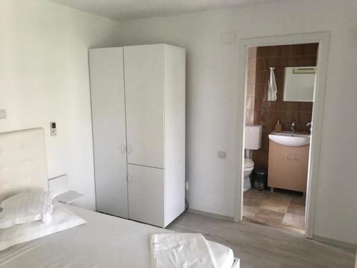 Et badeværelse på Casa de Vacanță Topaz