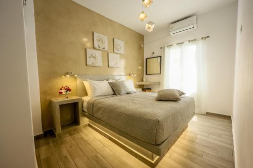 Un dormitorio con una cama grande y una ventana en Villa nectar 2 bedrooms 4 pers with Jacuzzi by MPS, en Perivolos