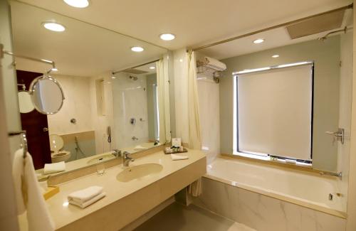 Un baño de The White Hotel Katra, a member of Radisson Individuals