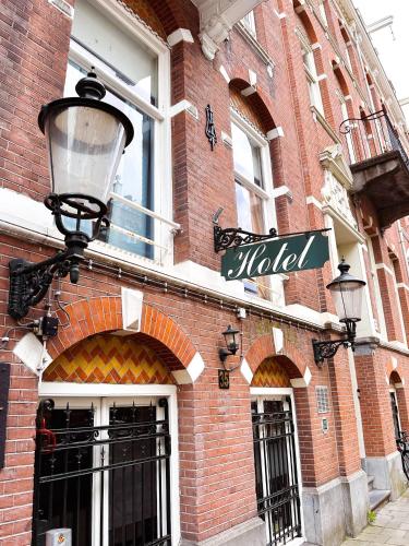a street sign on the side of a brick building at Hotel Vondel Garden in Amsterdam
