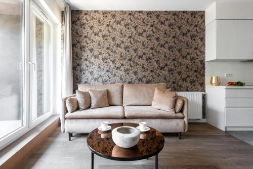 ヴロツワフにあるapartamenty-wroc Kurkowa 14のソファとテーブルのあるリビングルーム