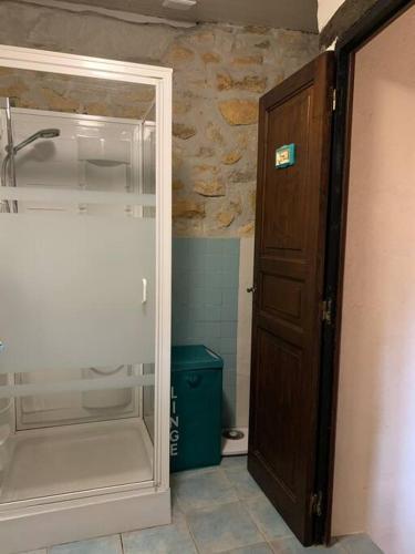 une salle de bain avec une douche à l'italienne et une porte vitrée dans l'établissement Charmante maison périgourdine, à Granges-dʼAns