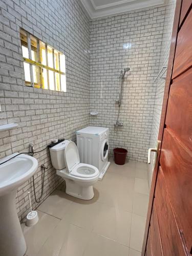 y baño con aseo y lavamanos. en Appartement moderne 2chambres, en Cotonou