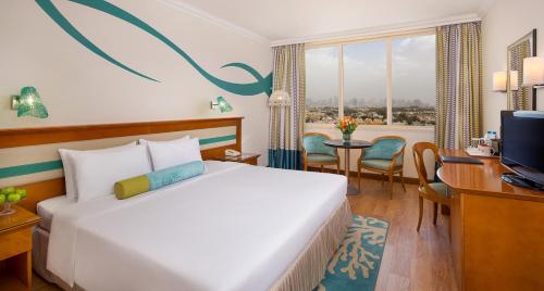 Postel nebo postele na pokoji v ubytování Coral Beach Resort Sharjah