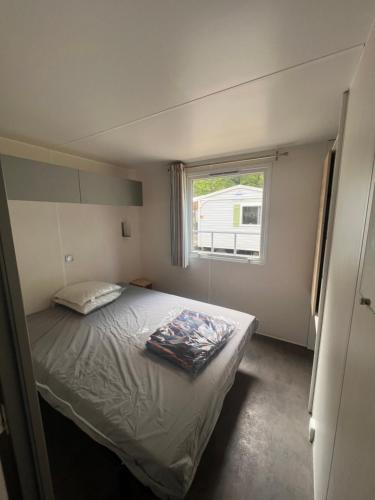 オレイアンにあるMobil Home Climatisé Camping 4 étoilesの小さなベッドルーム(ベッド1台、窓付)