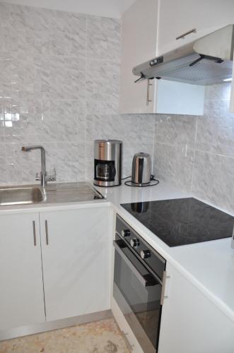 Una cocina o zona de cocina en Almyria Apartments - By IMH Travel & Tours